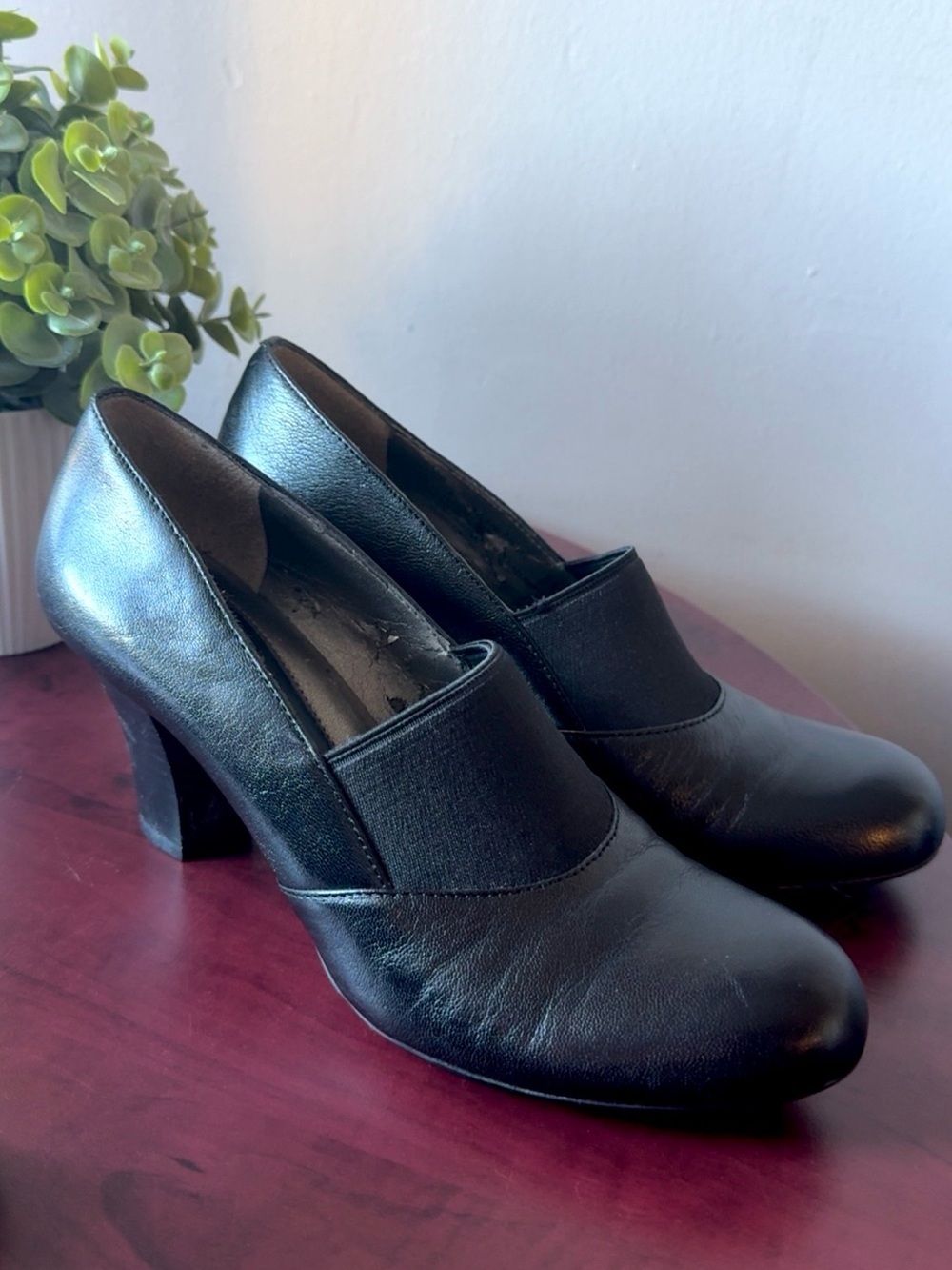 NATURALIZER BLACK LEATHER PUMPS SIZE 6
